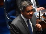 Aécio Neves durante discurso no retorno ao Senado, nesta quarta-feira, 18