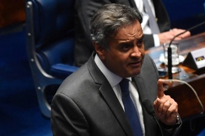 Aécio Neves durante discurso no retorno ao Senado, nesta quarta-feira, 18