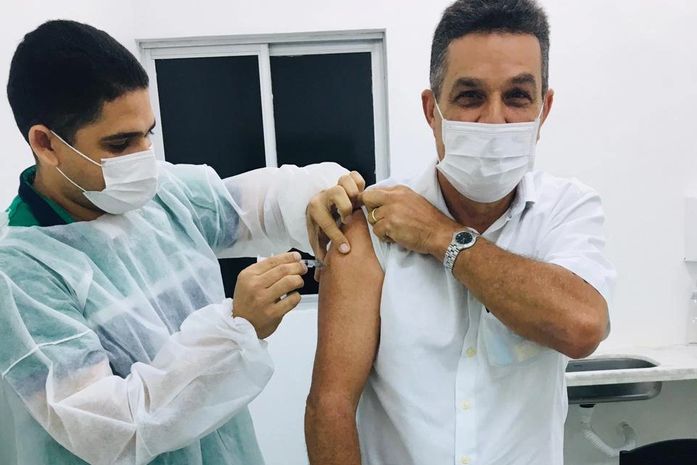 Covid-19: Prefeito de Branquinha recebe 2ª dose e reforça importância de completar o ciclo vacinal