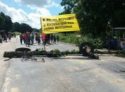 Indígenas realizam protesto e bloqueiam trecho da rodovia BR-101 no interior