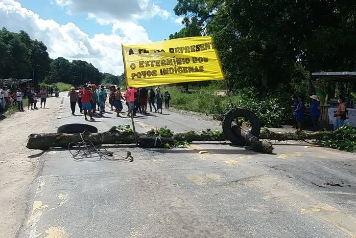 Indígenas realizam protesto e bloqueiam trecho da rodovia BR-101 no interior