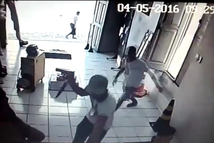 Dupla armada assalta estabelecimento comercial; veja vídeo