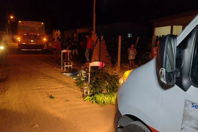 Criança correu para a frente do ônibus e acabou sendo atropelada; óbito foi constatado no local.