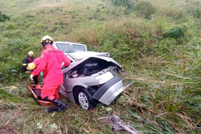 Colisão frontal ocorreu na BR-104 e deixou três pessoas do sexo masculino feridas