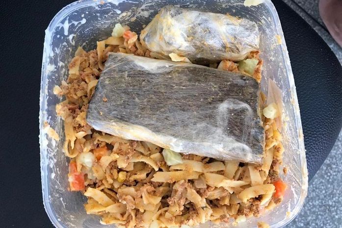 Mulher é presa ao tentar entrar em Cadeião com tablete de drogas escondido em 'marmita'