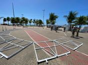 Prefeitura de Maceió retoma montagem da árvore gigante de Natal no estacionamento do Marco dos Corais