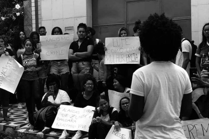 Protesto foi realizado em prol da professora vítima de racismo em Maceió