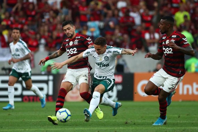 Flamengo é líder e Palmeiras vive crise