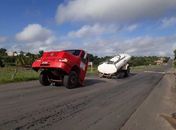 Caminhão se partiu ao meio após passar por quebra-molas.