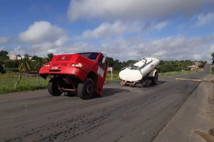 Caminhão se partiu ao meio após passar por quebra-molas.
