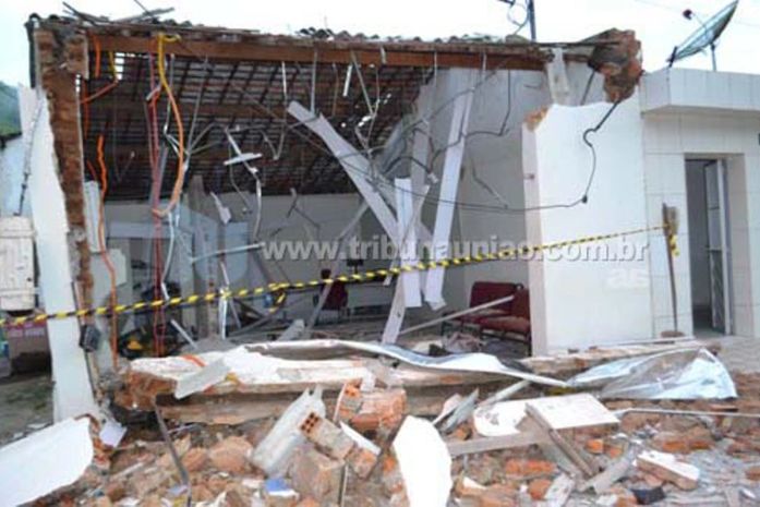 Agência bancária ficou destruída