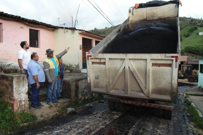 Prefeito Arthur Freitas vistoria início de obras de pavimentação asfáltica em Santana do Mundaú
