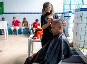 Moradores de abrigos e instituições de acolhimento em Maceió recebem corte de cabelo