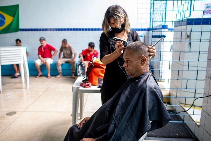 Moradores de abrigos e instituições de acolhimento em Maceió recebem corte de cabelo