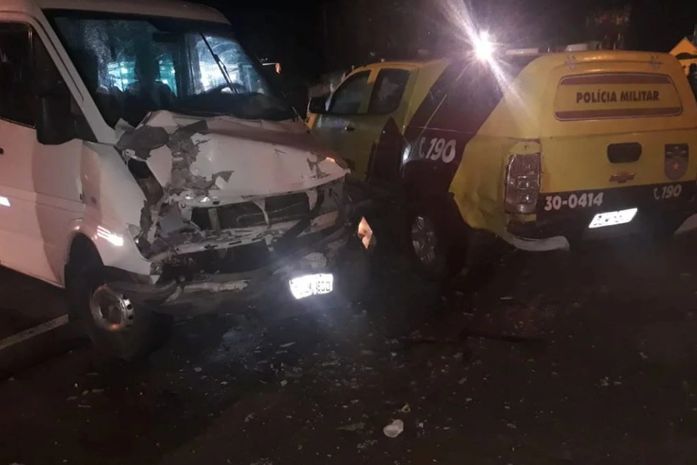Colisão envolveu van, carro de passeio e caminhonete; ninguém se feriu.