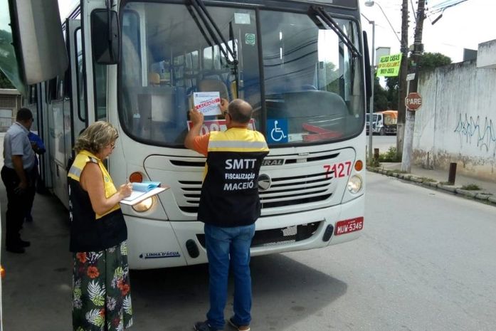 Operação Catraca Alta autua e lacra 15 ônibus na capital