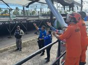 Bombeiros retiram corpo de trabalhador encontrado morto em cima de camarote de festa junina em Jaraguá