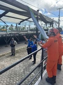 Bombeiros retiram corpo de trabalhador encontrado morto em cima de camarote de festa junina em Jaraguá