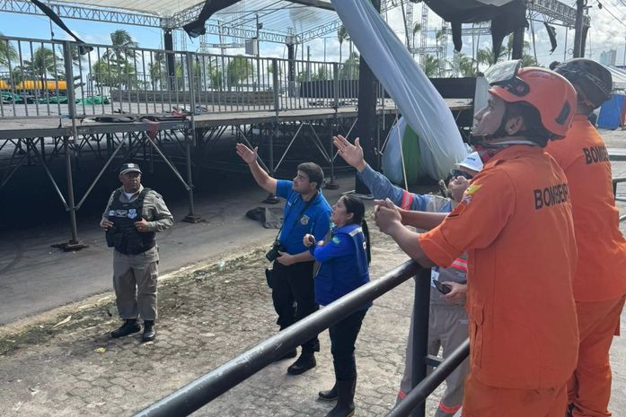 Bombeiros retiram corpo de trabalhador encontrado morto em cima de camarote de festa junina em Jaraguá