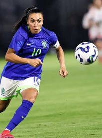 Marta volta à seleção feminina para 2 amistosos contra EUA no Brasil