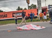 Jovem morre atropelada por caminhão após colisão na parte alta de Maceió