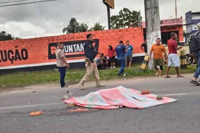 Jovem morre atropelada por caminhão após colisão na parte alta de Maceió