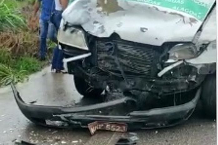 Acidente entre van de transporte complementar e carro deixa passageiro ferido em Porto Calvo