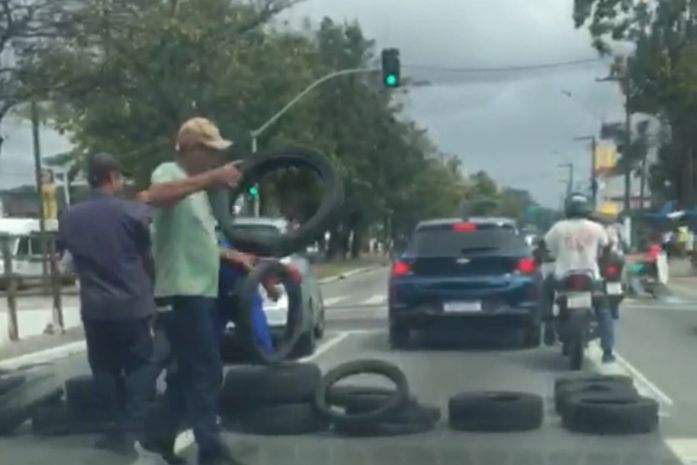 Trabalhadores do Veredas bloqueiam sentidos da Fernandes Lima em ato contra atraso salarial