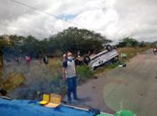 Vídeo: 14 pessoas ficam feridas após capotamento de van, na AL-220