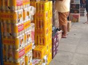 Bebidas estavam expostas nas calçadas, causando risco à saúde da população.