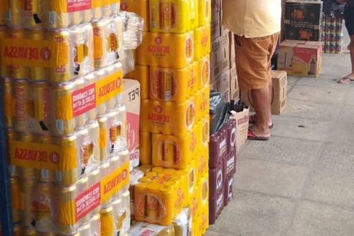 Bebidas estavam expostas nas calçadas, causando risco à saúde da população.