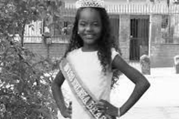 Ela tem 8 anos, é do Morro do Alemão e foi eleita Miss Brasil Mirim 2020. Parabéns,Anne!