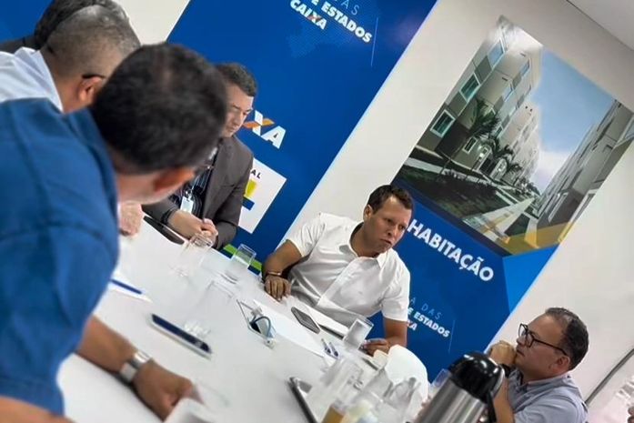 Prefeito busca apoio na Caixa durante reunião com comerciantes atingidos pela enchente de 2010