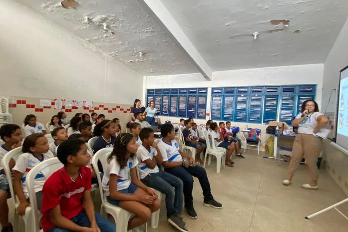 Arsal leva ação educativa sobre saneamento para escola estadual em Maceió
