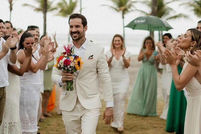 Após termino de noivado, médico 'casa' com ele mesmo na Bahia