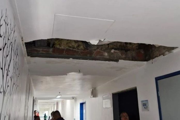Parte do teto do HGE desaba após fortes chuvas e sindicato denuncia falta de manutenção