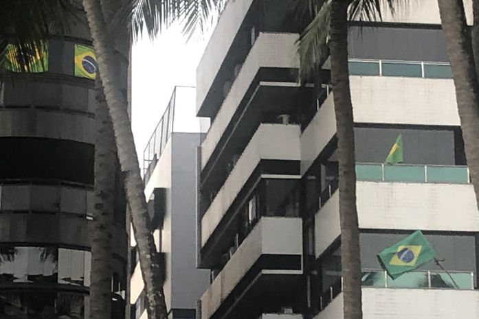 Prédios na Ponta Verde com a bandeira do Brasil em apoio a Bolsonaro