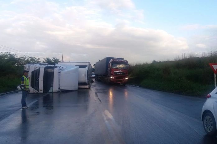 Carreta tomba na BR-101 e trecho fica parcialmente interditado