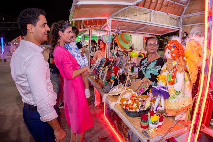 Prefeito JHC visita Vila Encantada e destaca valorização da economia criativa em datas comemorativas