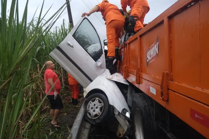 Colisão entre caminhão e veículo de passeio deixa dois feridos e um morto na AL-105