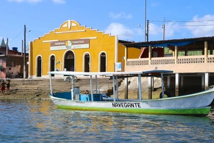 Adolescente é arrastada por correnteza e bombeiros fazem buscas em Piaçabuçu