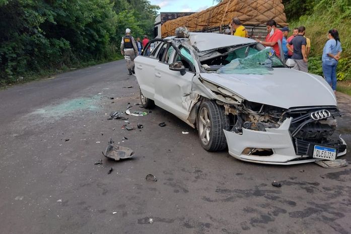 Motorista fica ferido após colidir com dois caminhões na AL-110