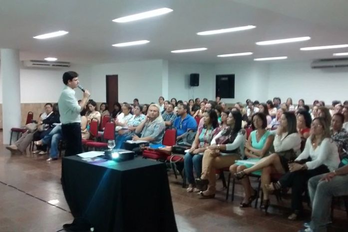 Prefeito apresenta a gestores e técnicos case sobre Ideb de Jequiá da Praia