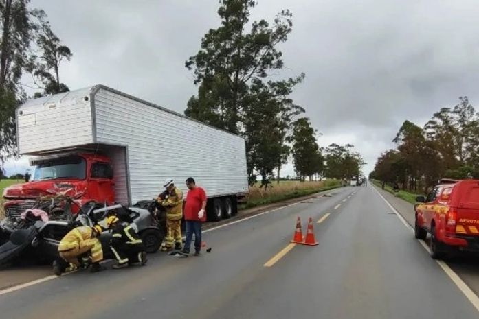 Dois alagoanos morrem e outro fica gravemente ferido após colisão entre carro e caminhão em MG