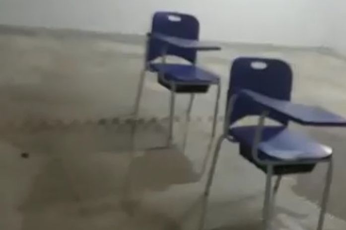 Aluno grava sala de aula alagada em escola pública no Santo Eduardo