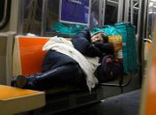Sem passageiros, metrô de Nova York vira 'casa' para os sem-abrigo