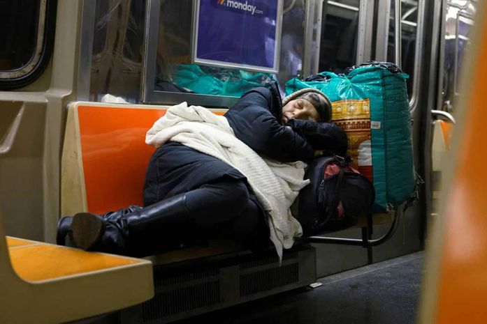 Sem passageiros, metrô de Nova York vira 'casa' para os sem-abrigo
