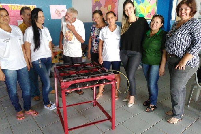 Secretaria entregou novos refrigeradores e fogão industrial.