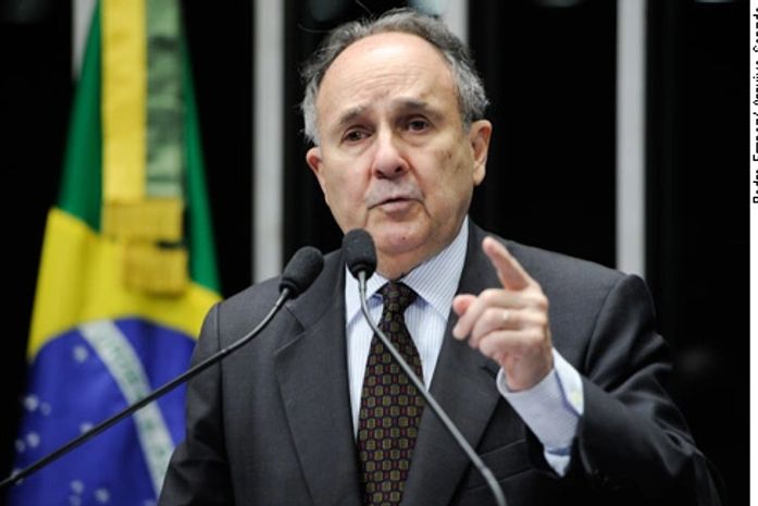 Cristovam defende saída do PDT do governo