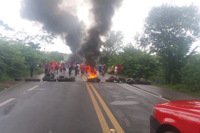 Manifestantes dos trabalhadores rurais interditam BRs